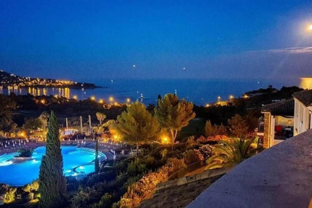 Superbe Appartement Village Cap Esterel 4P Climatise Saint-Raphaël Kültér fotó